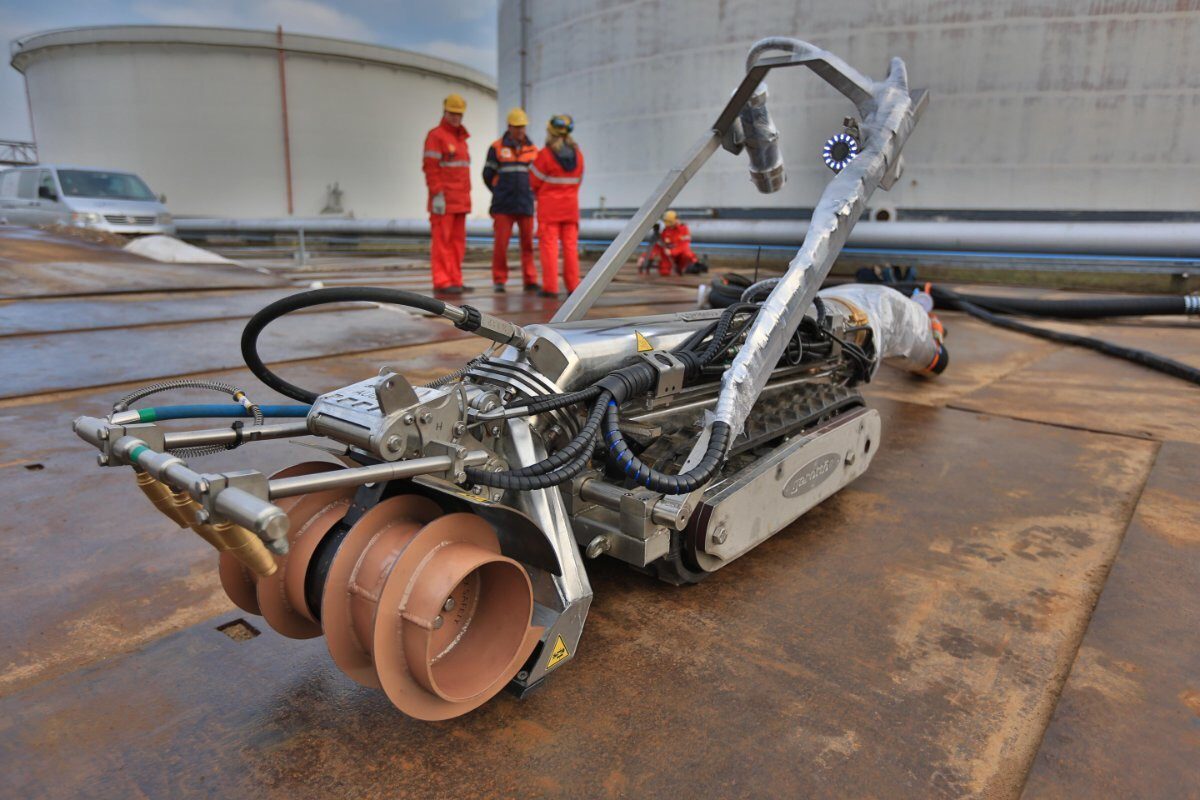 Gerotto ferngesteuerte Reinigungsraupe vor Tank-Anlage